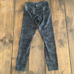 EUC Lululemon Camo Wunder Under 25”